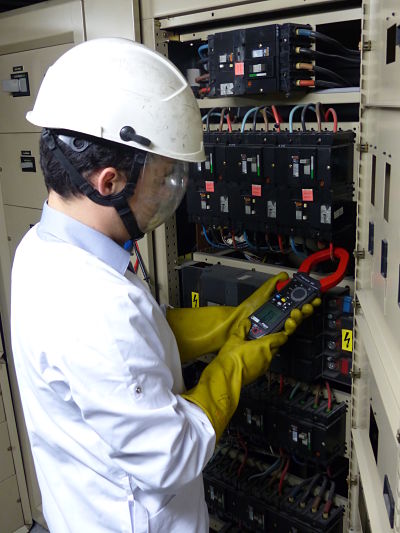 MANUMESURE vérifie la conformité des installations électriques des lieux de travail.